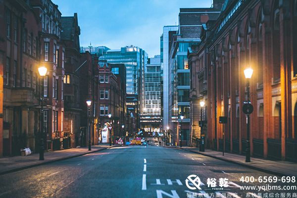 　　隨著城市化進(jìn)程的加快，樓宇管理逐漸成為現(xiàn)代城市的重要組成部分。樓宇智能管理系統(tǒng)(Integrated Building Management System，簡稱IBMS)應(yīng)運(yùn)而生，成為解決樓宇運(yùn)營管理效率、降低能耗、提升居住與工作環(huán)境的重要工具。本文將詳細(xì)探討樓宇I(lǐng)BMS系統(tǒng)的組成、功能、優(yōu)勢以及未來的發(fā)展趨勢。  　　一、什么是樓宇I(lǐng)BMS系統(tǒng)?  　　樓宇I(lǐng)BMS系統(tǒng)是一種集成的管理平臺(tái)，通過物聯(lián)網(wǎng)(IoT)、大數(shù)據(jù)、云計(jì)算等新興技術(shù)，將建筑內(nèi)各種設(shè)備與系統(tǒng)(如空調(diào)、照明、安防、消防、能耗管理等)有效整合，實(shí)現(xiàn)集中監(jiān)控與管理。其目的是提升建筑的運(yùn)營效率、降低能耗、保障居住者的安全，創(chuàng)造更加舒適的環(huán)境。  　　二、樓宇I(lǐng)BMS系統(tǒng)的核心組成  　　1. 監(jiān)控系統(tǒng)：樓宇I(lǐng)BMS系統(tǒng)能夠?qū)崟r(shí)監(jiān)控建筑內(nèi)各類設(shè)備的運(yùn)行狀況，如空調(diào)系統(tǒng)的溫度、濕度水平，照明系統(tǒng)的電源狀態(tài)等。這些數(shù)據(jù)可以通過可視化界面直觀展現(xiàn)，便于運(yùn)維人員快速做出響應(yīng)。  　　2. 能源管理系統(tǒng)：通過對建筑內(nèi)能耗的實(shí)時(shí)跟蹤，實(shí)現(xiàn)能耗數(shù)據(jù)的分析與優(yōu)化，幫助管理者制定更為科學(xué)的能耗策略，降低運(yùn)營成本。  　　3. 安全與安防系統(tǒng)：集成視頻監(jiān)控、門禁控制、報(bào)警系統(tǒng)等，以確保建筑內(nèi)人員及財(cái)產(chǎn)的安全。這一模塊能夠?qū)崟r(shí)識(shí)別異常情況，并立即通知相關(guān)人員或部門采取措施。  　　4. 建筑自動(dòng)化系統(tǒng)：樓宇I(lǐng)BMS系統(tǒng)利用傳感器和控制器實(shí)現(xiàn)對建筑內(nèi)部環(huán)境(如溫度、濕度、光照等)的自動(dòng)調(diào)節(jié)，提升居住舒適度。  　　5. 通訊與網(wǎng)絡(luò)系統(tǒng)：為了保障各個(gè)系統(tǒng)的高效協(xié)作，樓宇I(lǐng)BMS系統(tǒng)還需要強(qiáng)大的通訊與網(wǎng)絡(luò)基礎(chǔ)設(shè)施支持。這包括有線網(wǎng)絡(luò)、無線網(wǎng)絡(luò)和云計(jì)算平臺(tái)。  　　三、樓宇I(lǐng)BMS系統(tǒng)的功能與優(yōu)勢  　　1. 提升管理效率：樓宇I(lǐng)BMS系統(tǒng)可以將建筑內(nèi)各類設(shè)備的操作整合到一個(gè)平臺(tái)上，管理者通過該系統(tǒng)即可進(jìn)行智能控制，降低了人力成本，提升了工作效率。  　　2. 降低能耗：通過實(shí)時(shí)監(jiān)測與數(shù)據(jù)分析，IBMS系統(tǒng)能夠識(shí)別能耗異常，并及時(shí)進(jìn)行調(diào)整，幫助建筑降低能耗和運(yùn)營成本，實(shí)現(xiàn)綠色建筑目標(biāo)。  　　3. 改善居住體驗(yàn)：樓宇I(lǐng)BMS系統(tǒng)可以根據(jù)使用者的需求自動(dòng)調(diào)節(jié)室內(nèi)環(huán)境，如調(diào)節(jié)空調(diào)的溫度與濕度、照明的亮度等，確保員工在舒適的環(huán)境中工作，提高工作效率。  　　4. 提高安全性：集成的安防系統(tǒng)能夠?qū)崟r(shí)監(jiān)測潛在風(fēng)險(xiǎn)，并及時(shí)發(fā)出預(yù)警，保障建筑及其使用者的安全。尤其在火災(zāi)、入侵等突發(fā)事件中，IBMS系統(tǒng)能迅速響應(yīng)，最大限度地減少損失。  　　5. 可擴(kuò)展性與靈活性：樓宇I(lǐng)BMS系統(tǒng)具有良好的可擴(kuò)展性，能夠根據(jù)建筑的不同需求，靈活添加或調(diào)整模塊，確保系統(tǒng)始終適應(yīng)建筑的運(yùn)營變化。  　　四、樓宇I(lǐng)BMS系統(tǒng)的應(yīng)用場景  　　1. 商業(yè)辦公樓：在大型商業(yè)辦公樓中，樓宇I(lǐng)BMS系統(tǒng)能夠?qū)崟r(shí)監(jiān)控各項(xiàng)運(yùn)營數(shù)據(jù)，幫助管理者進(jìn)行有效的資產(chǎn)管理和空間利用，提升辦公環(huán)境的舒適度和安全性。  　　2. 酒店與會(huì)展中心：在酒店及會(huì)展中心，IBMS系統(tǒng)可通過智能化管理提升客戶體驗(yàn)，如智能燈光控制、溫度調(diào)節(jié)等，提升客滿時(shí)的運(yùn)營效率。  　　3. 醫(yī)療機(jī)構(gòu)：醫(yī)院等醫(yī)療機(jī)構(gòu)對于環(huán)境的要求極高，樓宇I(lǐng)BMS系統(tǒng)可以保證醫(yī)院內(nèi)部空氣質(zhì)量、溫濕度維持在最佳狀態(tài)，保障患者與醫(yī)務(wù)人員的安全與舒適。  　　4. 工業(yè)廠房：在工業(yè)企業(yè)中，IBMS系統(tǒng)可以有效監(jiān)控和管理設(shè)備的運(yùn)行狀態(tài)，降低設(shè)備故障率，同時(shí)優(yōu)化能耗管理，提高生產(chǎn)效率。  　　五、樓宇I(lǐng)BMS系統(tǒng)的未來發(fā)展趨勢  　　1. 智能化水平提升：隨著人工智能及機(jī)器學(xué)習(xí)技術(shù)的發(fā)展，IBMS系統(tǒng)將變得更加智能，能夠根據(jù)歷史數(shù)據(jù)和實(shí)時(shí)監(jiān)測自動(dòng)優(yōu)化建筑管理策略。  　　2. 云計(jì)算的廣泛應(yīng)用：未來的IBMS系統(tǒng)將更多地依賴云計(jì)算，通過云平臺(tái)實(shí)現(xiàn)數(shù)據(jù)的存儲(chǔ)、管理與分析，推動(dòng)建筑管理的數(shù)字化轉(zhuǎn)型。  　　3. 物聯(lián)網(wǎng)技術(shù)的深度整合：IBMS系統(tǒng)將與物聯(lián)網(wǎng)設(shè)備深度融合，建立起更為廣泛的智能設(shè)備生態(tài)，實(shí)現(xiàn)建筑內(nèi)部的全面互聯(lián)與自動(dòng)化管理。  　　4. 可持續(xù)發(fā)展的推動(dòng)：環(huán)保與可持續(xù)發(fā)展將是未來IBMS系統(tǒng)發(fā)展的重要方向，樓宇I(lǐng)BMS系統(tǒng)通過實(shí)時(shí)監(jiān)測與數(shù)據(jù)分析，幫助建筑達(dá)到更低的碳排放標(biāo)準(zhǔn)，實(shí)現(xiàn)可持續(xù)運(yùn)營。  　　5. 用戶體驗(yàn)至上的設(shè)計(jì)：未來的IBMS系統(tǒng)將更加注重用戶體驗(yàn)，通過更為簡潔的界面、更流暢的操作流程保障用戶的便捷性，提升用戶對系統(tǒng)的認(rèn)可度。  　　結(jié)論  　　樓宇I(lǐng)BMS系統(tǒng)作為現(xiàn)代建筑管理的重要工具，憑借其強(qiáng)大的集成能力和智能化管理，為建筑的高效運(yùn)營、節(jié)能降耗及安全保障提供了有力支持。隨著技術(shù)的不斷進(jìn)步和發(fā)展，IBMS系統(tǒng)的應(yīng)用前景將更加廣闊，必將引領(lǐng)未來建筑管理方式的變革。